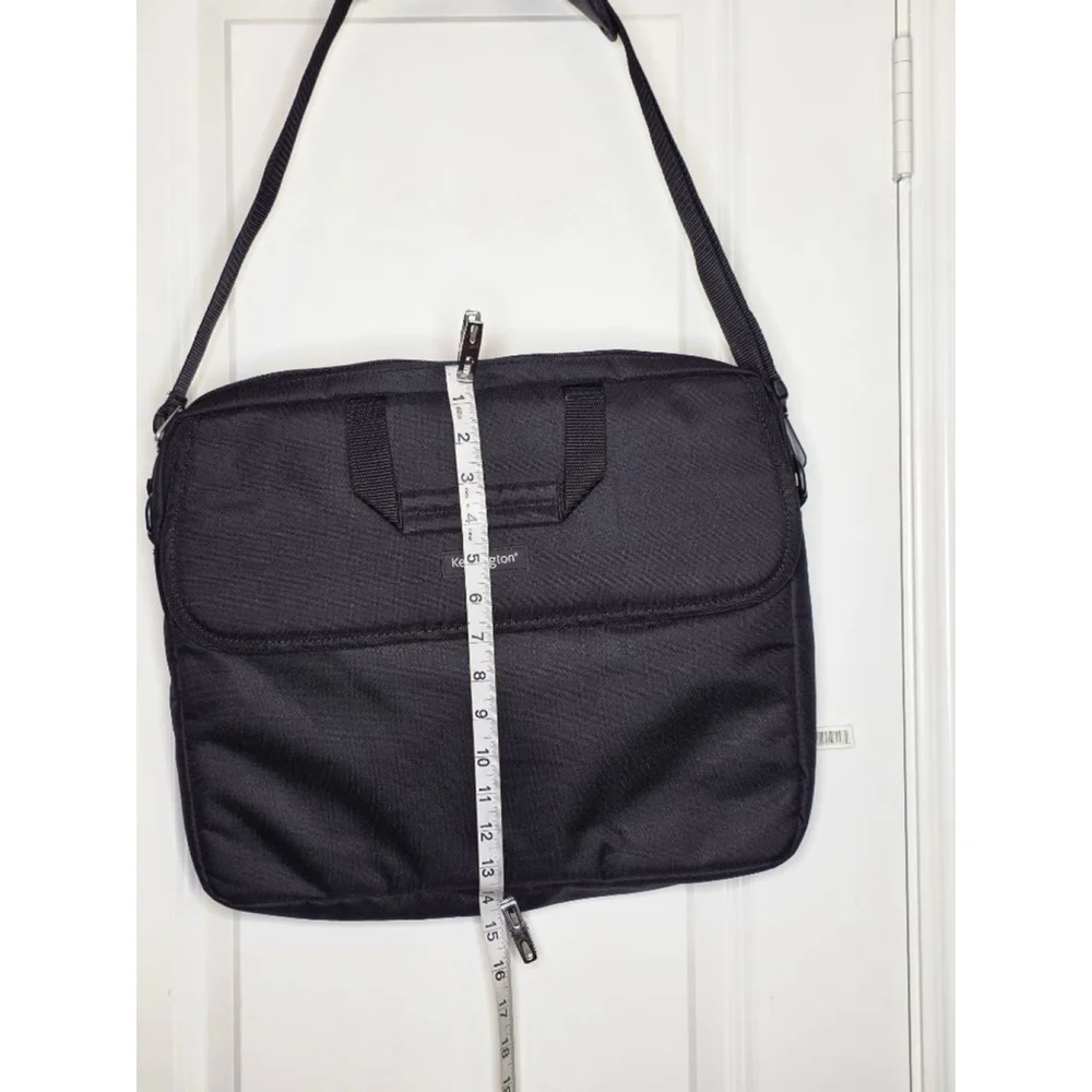 Kensington Simply Portable SP17 Classic Laptop Sleeve – 17” / 43.3cm – Black